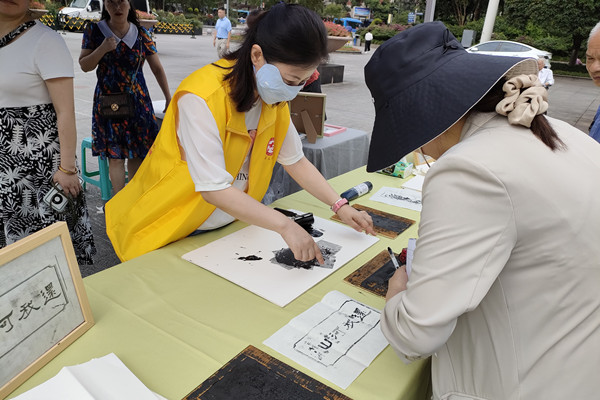 市民體驗(yàn)版畫(huà)制作。林霞攝