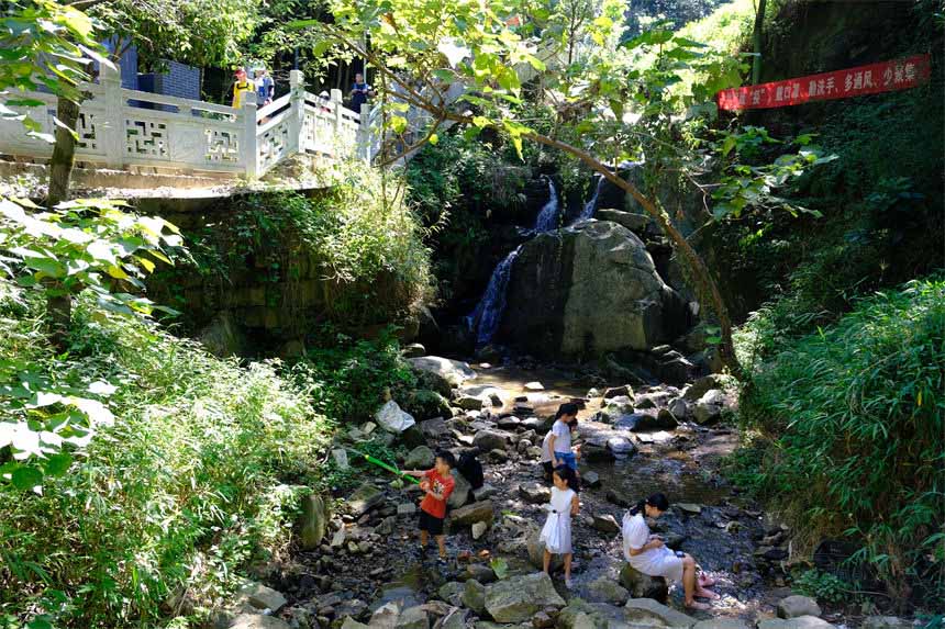 7月10日，孩子們在南山清水溪戲水玩耍，盡享清涼。郭旭攝