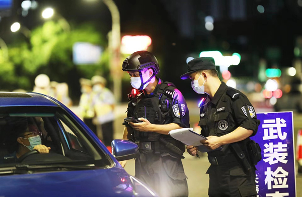 警方開展夏夜治安巡查宣防集中統一行動。重慶市公安局供圖