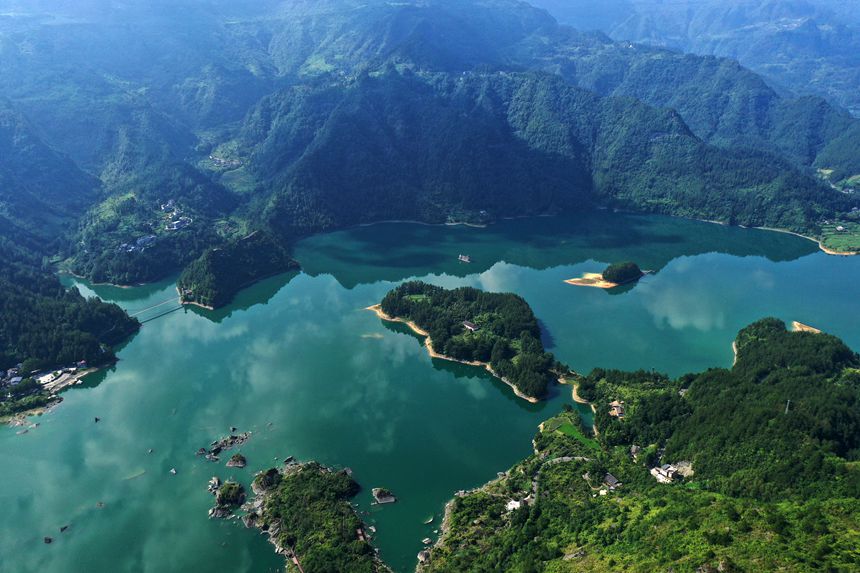 綠水青山環抱的小南海風景區。楊敏攝