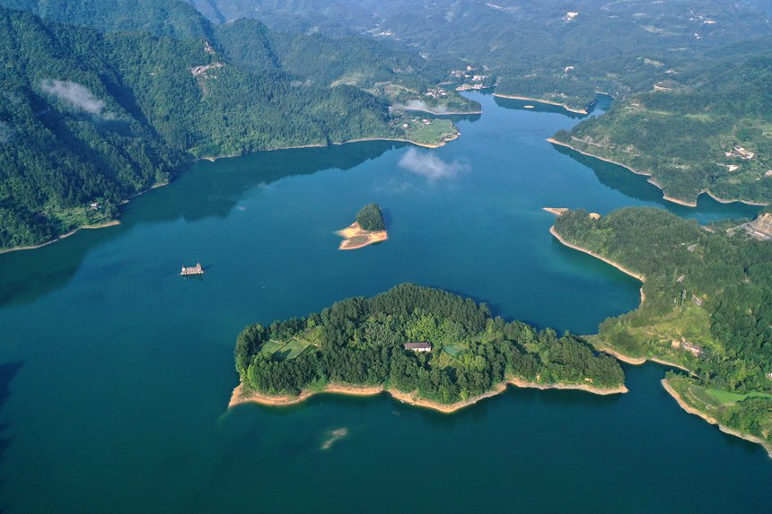 綠水青山環抱的小南海風景區。楊敏攝