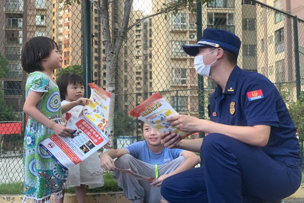 消防宣傳員向小朋友講解防火知識。潼南區消防救援支隊供圖