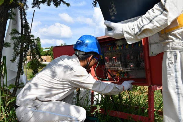 國網秀山供電公司員工在川河蓋露營基地檢查配電控制柜接線情況。萬雪蓮攝