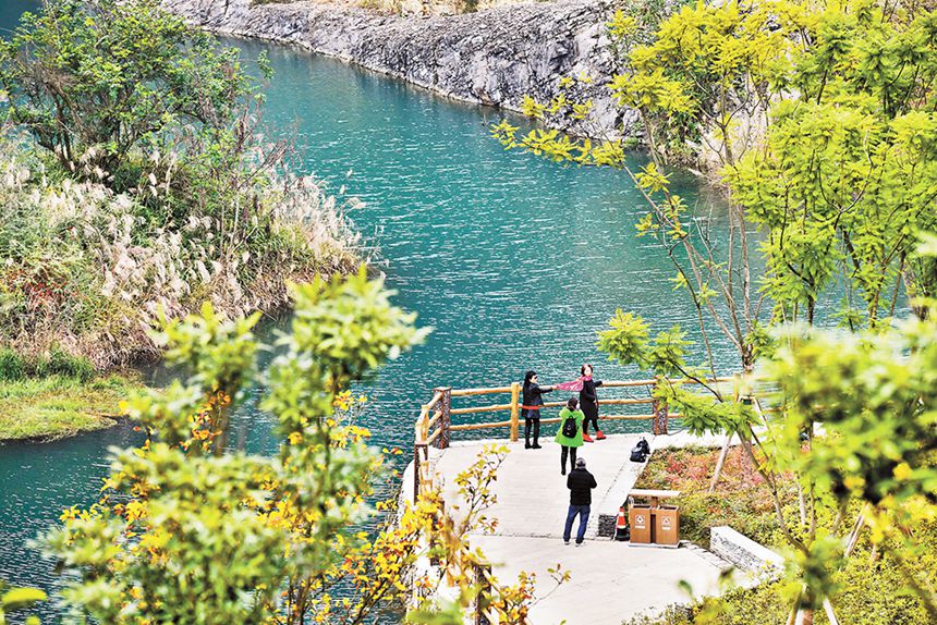 渝北區(qū)銅鑼山礦山公園，游客在欣賞風景。(資料圖片)記者 謝智強 攝/視覺重慶