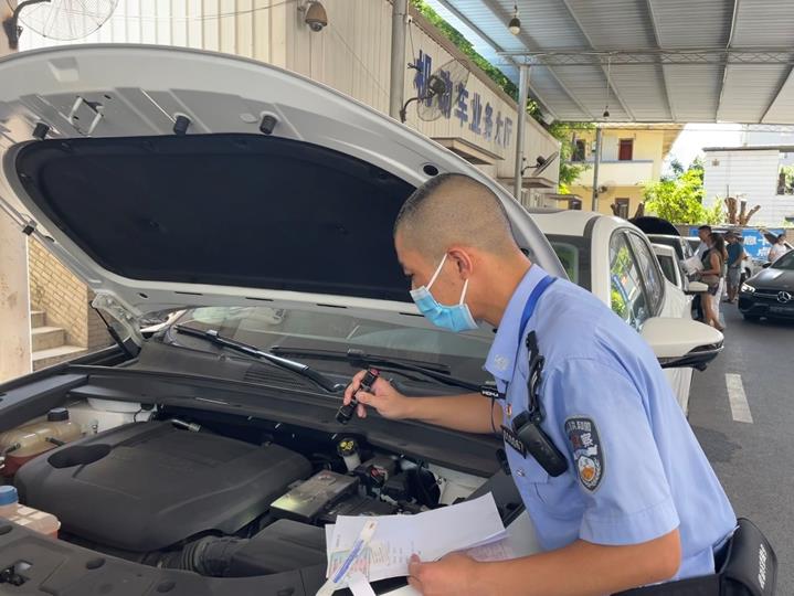 民警許駿正在檢查車輛。實(shí)習(xí)生越倚航攝