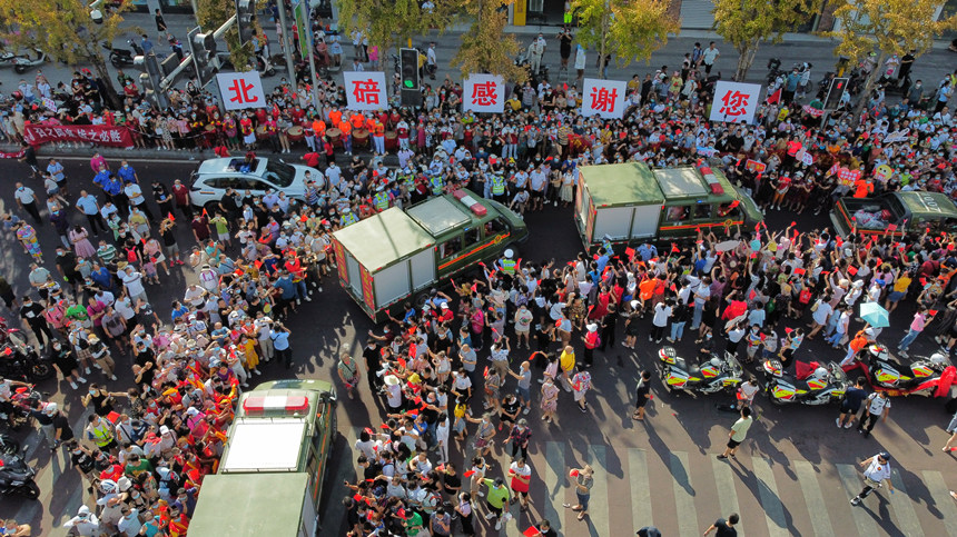 8月28日，重慶市民歡送云南森林消防員。楊堅攝