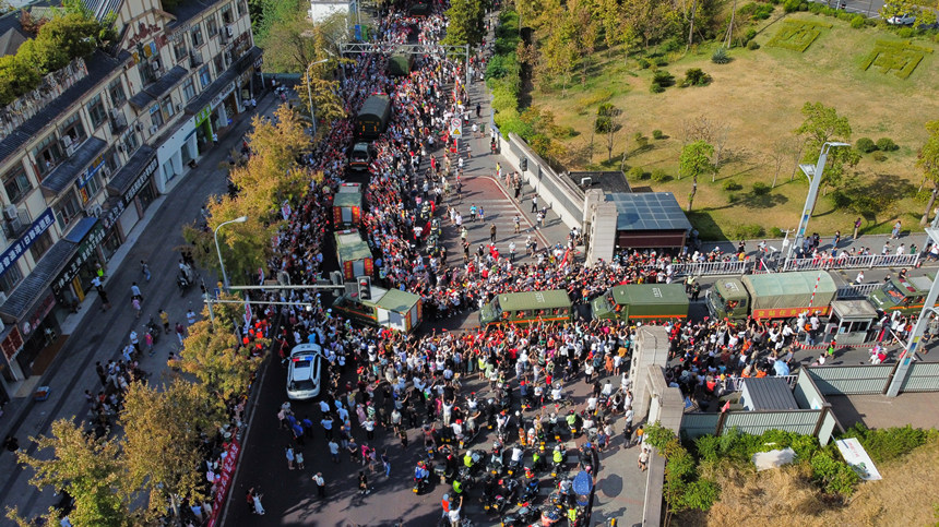 8月28日，重慶市民歡送云南森林消防員。楊堅攝