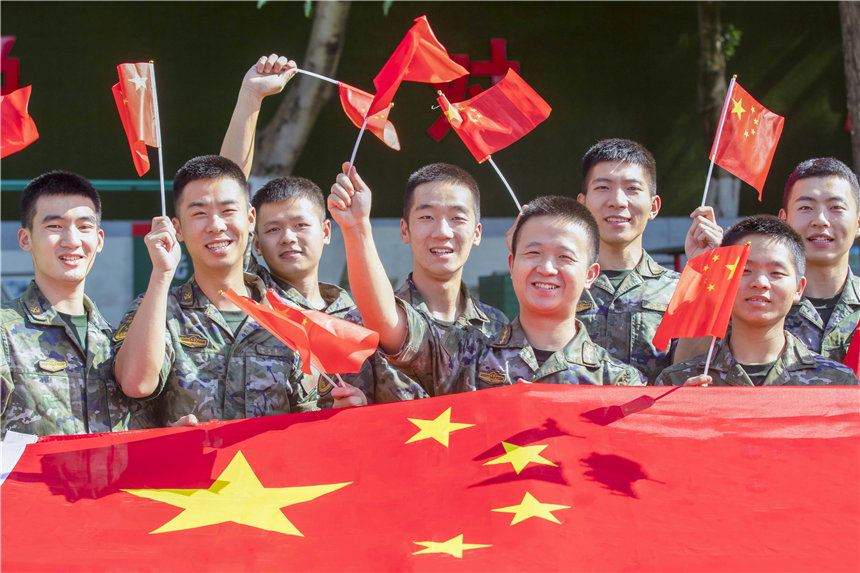 武警官兵揮舞國旗，祝福祖國繁榮昌盛。李東攝