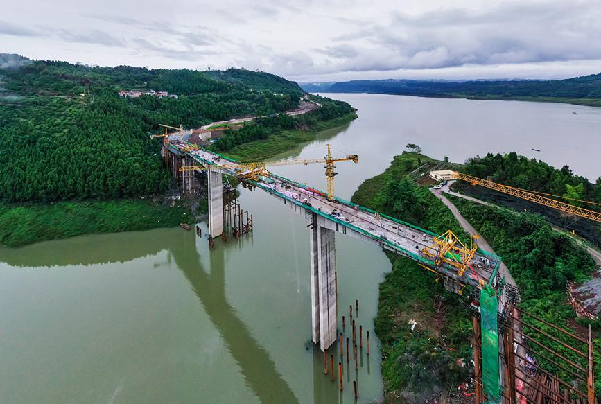 合龍前夕，俯瞰大橋。余鴻攝