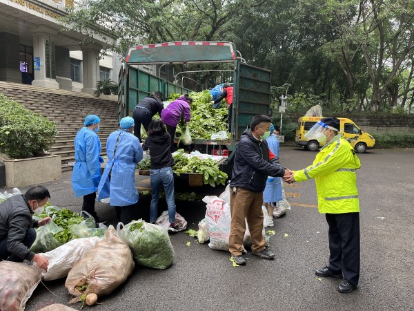 民警和志愿者將蔬菜分批下貨、裝袋。沙坪壩區(qū)公安分局供圖