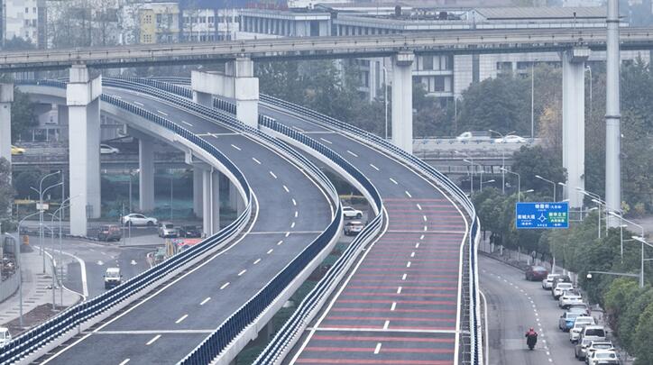 新九中路通車。楊曜齊攝