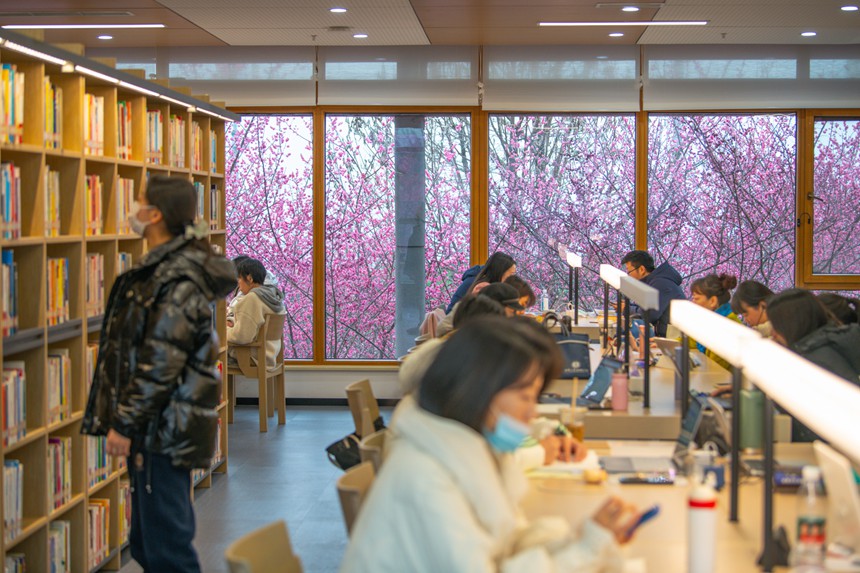 2月16日，市民在江北區圖書館鴻恩寺館內看書。鄒樂攝 