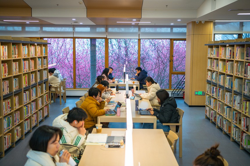 2月16日，重慶市民在江北區圖書館鴻恩寺館內看書。鄒樂攝