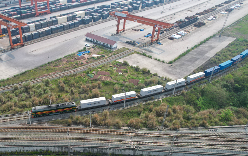 4月3日，首趟陸海新通道跨境鐵公聯運班列（重慶—瑞麗—緬甸）從重慶江津發出。吳汪洋攝