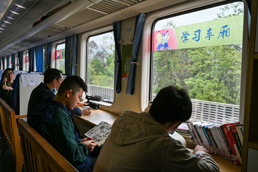 搭乘火車的旅客正在閱讀。鐘潔攝