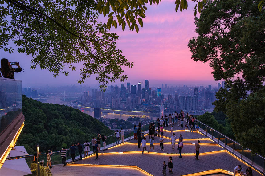 南岸區南山夜景火鍋公園，伴隨漫天晚霞，市民欣賞山城夜景。郭旭攝