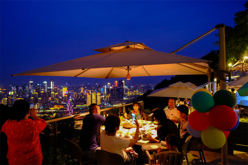 南岸區南山夜景火鍋公園，市民品火鍋看山城夜景。郭旭攝