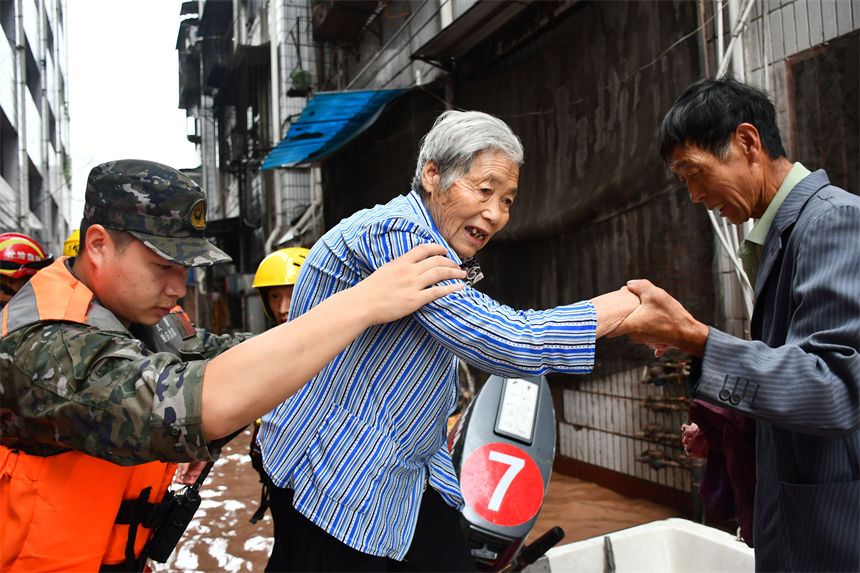 圖為武警官兵轉(zhuǎn)移受災(zāi)群眾。李宇陽攝