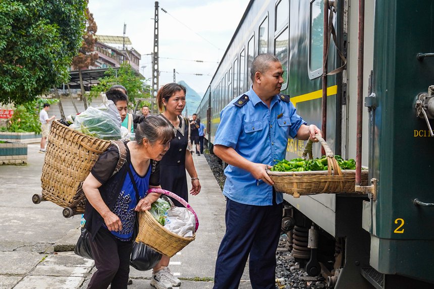 7月11日，沿線村民將自家種的瓜果蔬菜帶上“小慢車”售賣。李文航攝