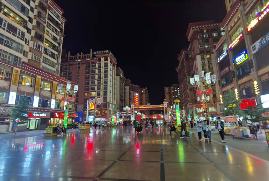 熱鬧繁華的昌都夜景。姜峰攝