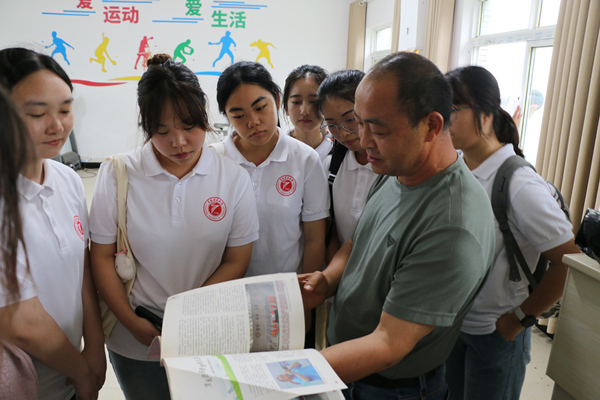 張?jiān)谄湔故緳M山昆詞宣傳冊(cè)。重慶理工大學(xué)供圖