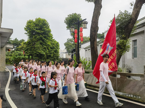 實(shí)踐團(tuán)走進(jìn)巴南區(qū)光榮院。重慶財經(jīng)學(xué)院供圖