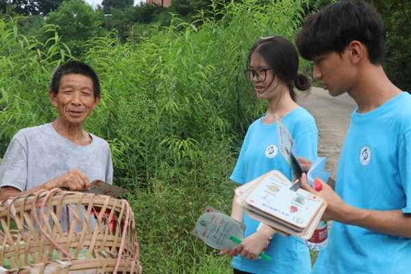 實踐團成員與老人面對面交流。重慶財經(jīng)學院供圖