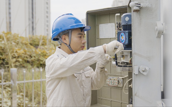 李勇在變電站進行檢修工作。國網重慶永川供電公司供圖