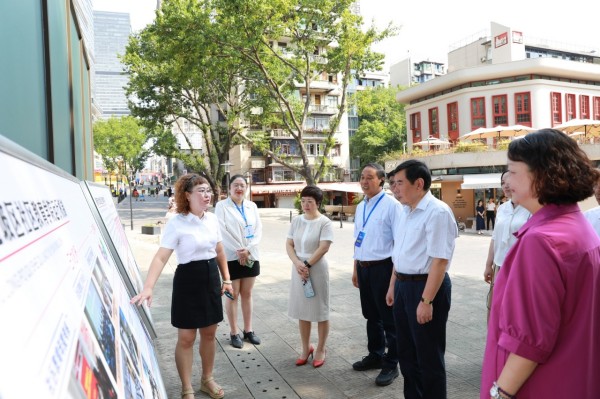 與會嘉賓參觀九龍坡區謝家灣街道民主村社區。九龍坡區社區教育學院供圖