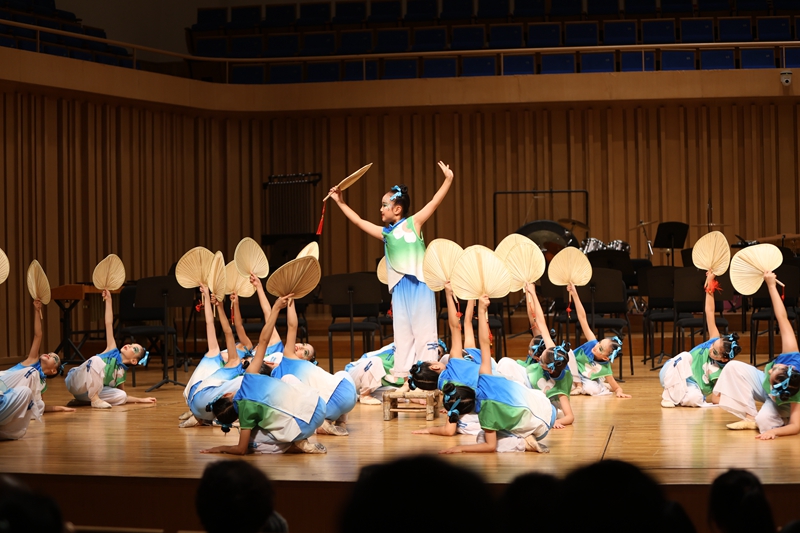  重慶大學城樹人教育集團蓓蕾舞蹈團表演舞蹈《童年的夏夜》。重慶大學城樹人教育集團供圖