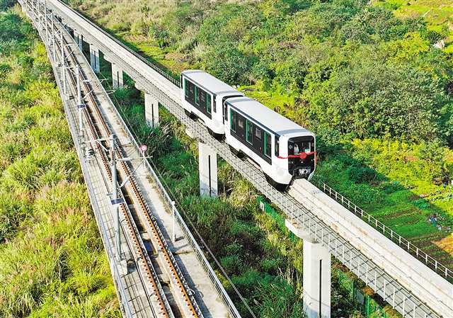 11月28日，重慶中車長客軌道車輛有限公司，重慶江北國際機場單軌捷運系統車輛在單軌試驗線上測試。記者 張錦輝 攝/視覺重慶