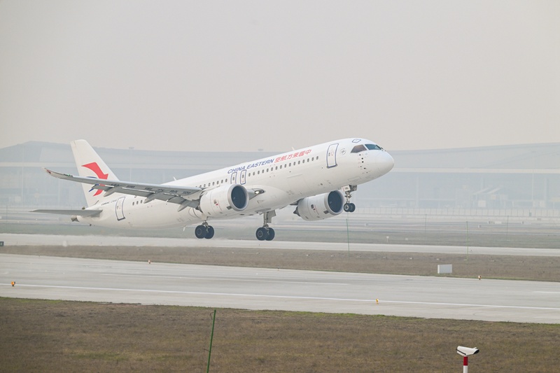 12月26日，重慶江北國際機場，東方航空公司C919飛機執飛的MU5428航班（重慶-上海虹橋），成為第四跑道啟用后首個起飛的航班。鄒樂攝