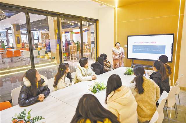 二○二四年十二月二十三日，兩江新區(qū)大竹林街道星匯社區(qū)，市民在兩江新區(qū)星匯“渝好空間”接受培訓(xùn)。記者 謝智強(qiáng) 攝視覺(jué)重慶